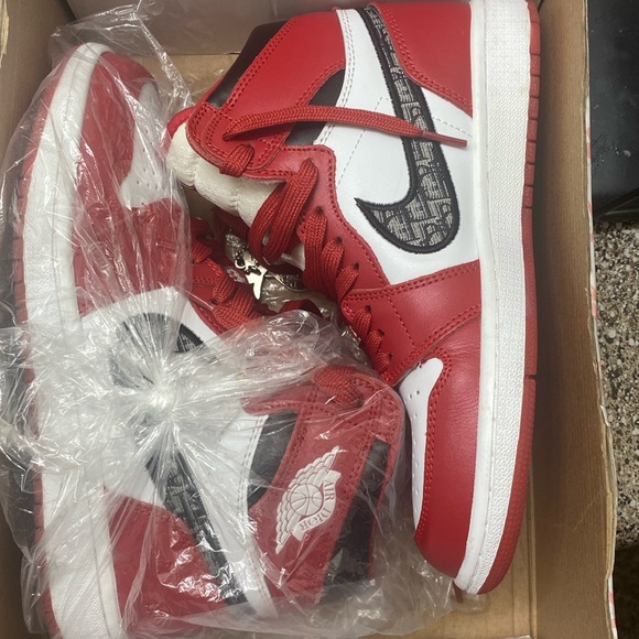Im selling these Nike x Chicago diors - Picture 1 of 4